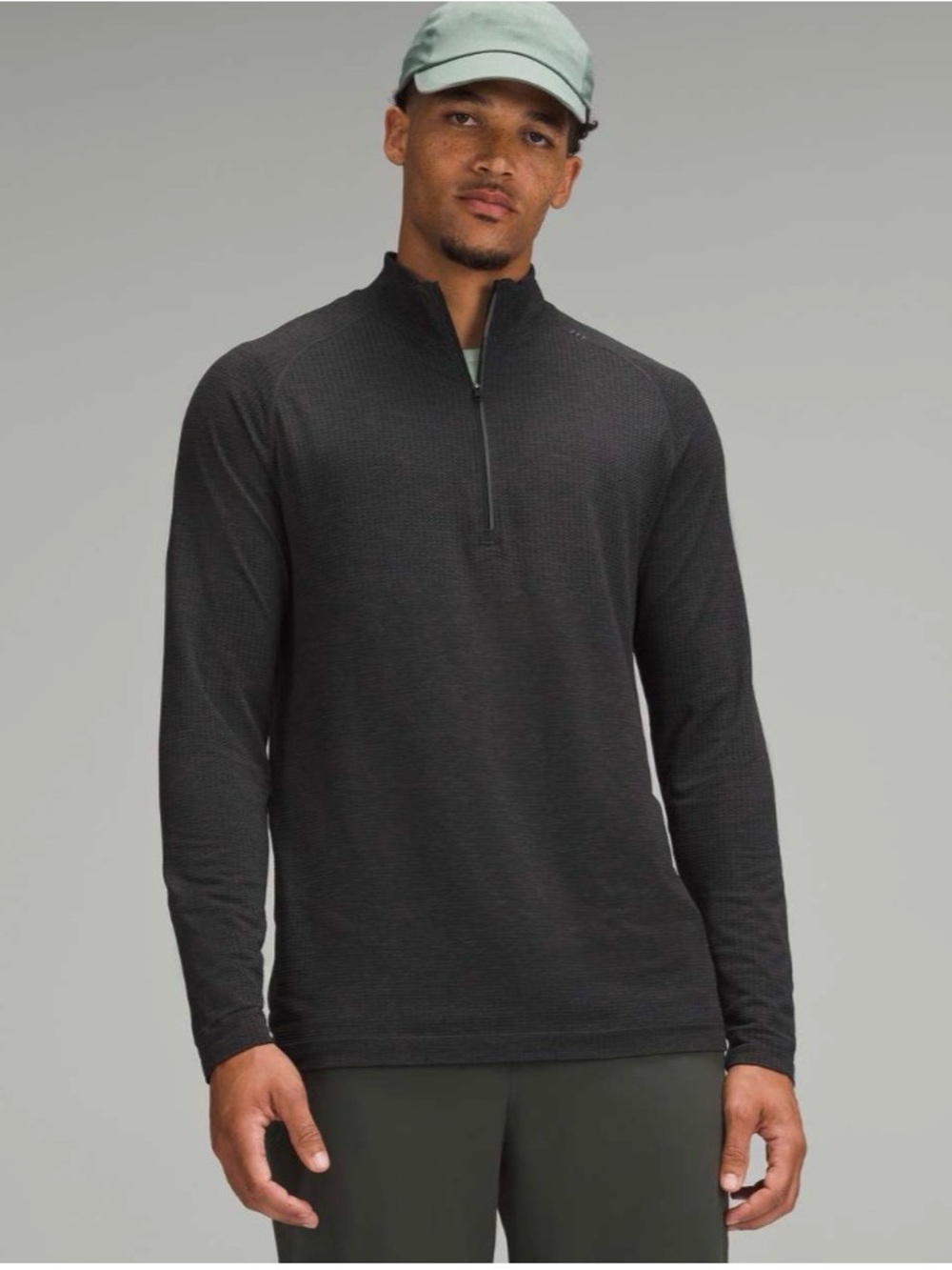 🆕 Lululemon Metal Vent Tech Half Zip
Graphite Grey / Black ✨NWT✨